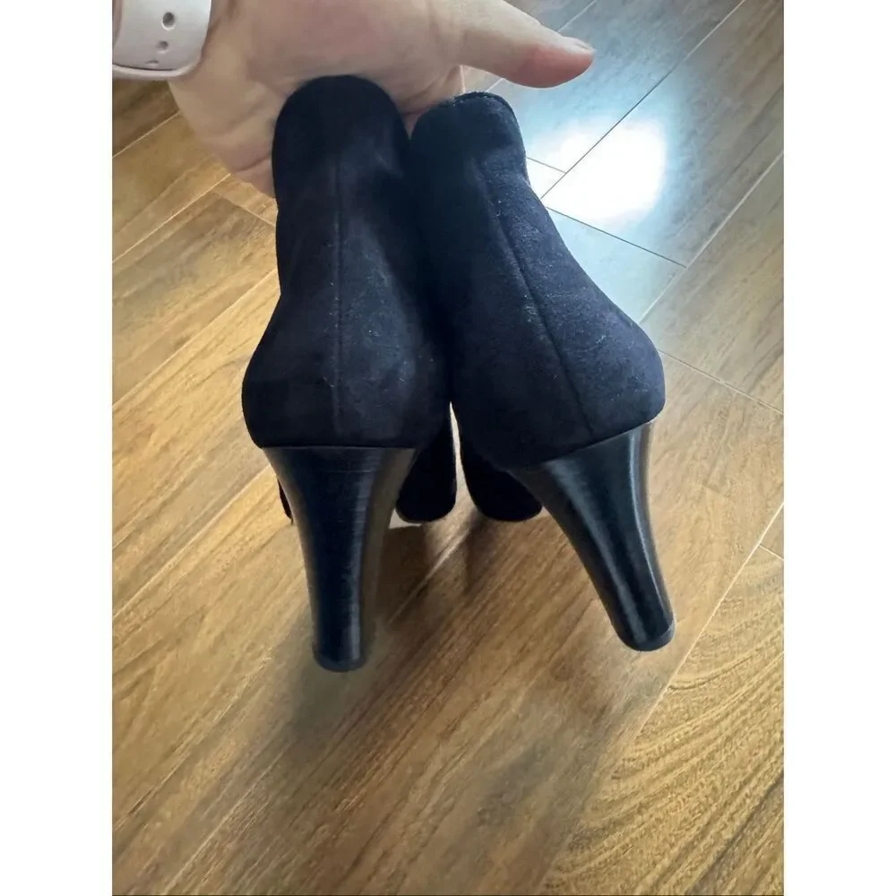 Paul Green 5.5 Malory/Mallory peep-toe ankle bootie in black suede with a gold z